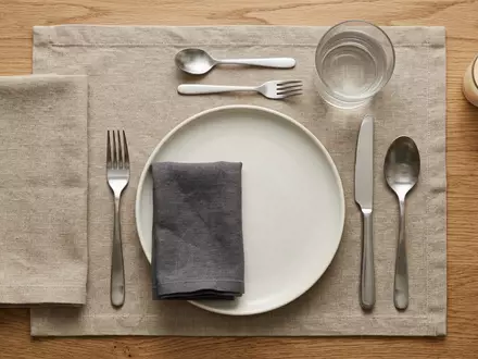 Flatlay-Arrangement rund um Besteckset zum Thema WMF Besteckset Nuova 30-teilig, weiches Oberlicht - Foto: THN