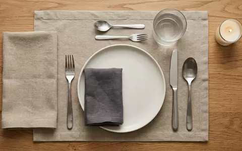 Flatlay-Arrangement rund um Besteckset zum Thema WMF Besteckset Nuova 30-teilig, weiches Oberlicht - Foto: THN