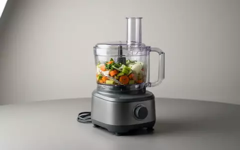 Fotorealistische Studioaufnahme von Kuechenmaschine zum Thema Kenwood Multipro Go FDP22, klare Lichtfuehrung - Foto: THN