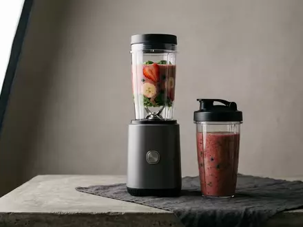Fotorealistische Studioaufnahme von Smoothie-Mixer zum Thema Kenwood Smoothie2Go SB250 Smoothie, klare Lichtfuehrung - Foto: THN