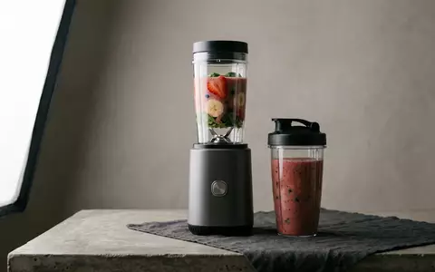 Fotorealistische Studioaufnahme von Smoothie-Mixer zum Thema Kenwood Smoothie2Go SB250 Smoothie, klare Lichtfuehrung - Foto: THN