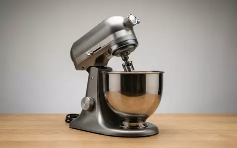 Fotorealistische Studioaufnahme von Kuechenmaschine zum Thema Kenwood Chef Titanium KVC7300S, klare Lichtfuehrung - Foto: THN