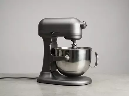 Fotorealistische Studioaufnahme von Kuechenmaschine zum Thema Kenwood kMix KMX754 Küchenmaschine, klare Lichtfuehrung - Foto: THN