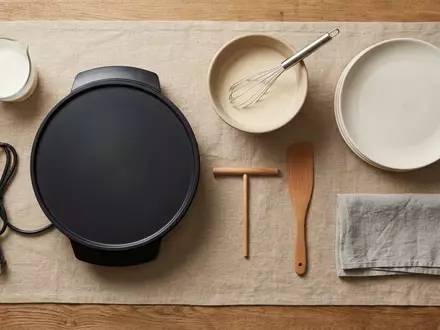 Flatlay-Arrangement rund um Crepesgeraet zum Thema Unold 48816 Crepes Maker, weiches Oberlicht - Foto: THN