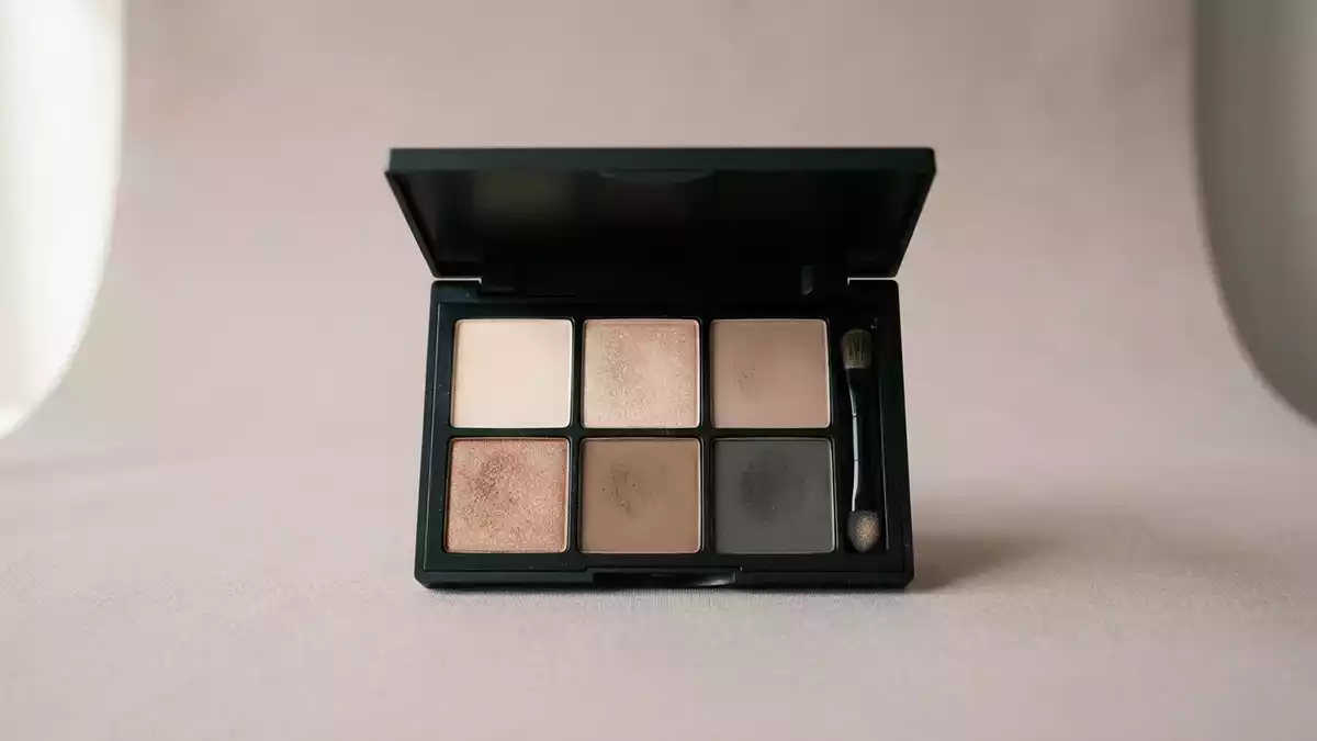 Fotorealistische Studioansicht von Lidschattenpalette in neutraler Produktdarstellung