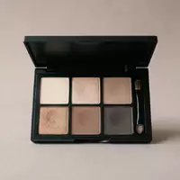 Fotorealistische Studioaufnahme von Lidschattenpalette zum Thema Urban Decay Naked Palette, klare Lichtfuehrung - Foto: THN