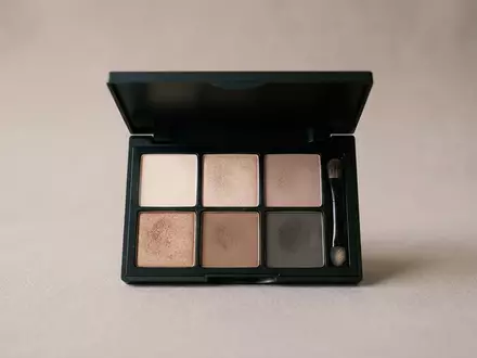 Fotorealistische Studioaufnahme von Lidschattenpalette zum Thema Urban Decay Naked Palette, klare Lichtfuehrung - Foto: THN