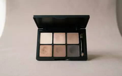 Fotorealistische Studioaufnahme von Lidschattenpalette zum Thema Urban Decay Naked Palette, klare Lichtfuehrung - Foto: THN