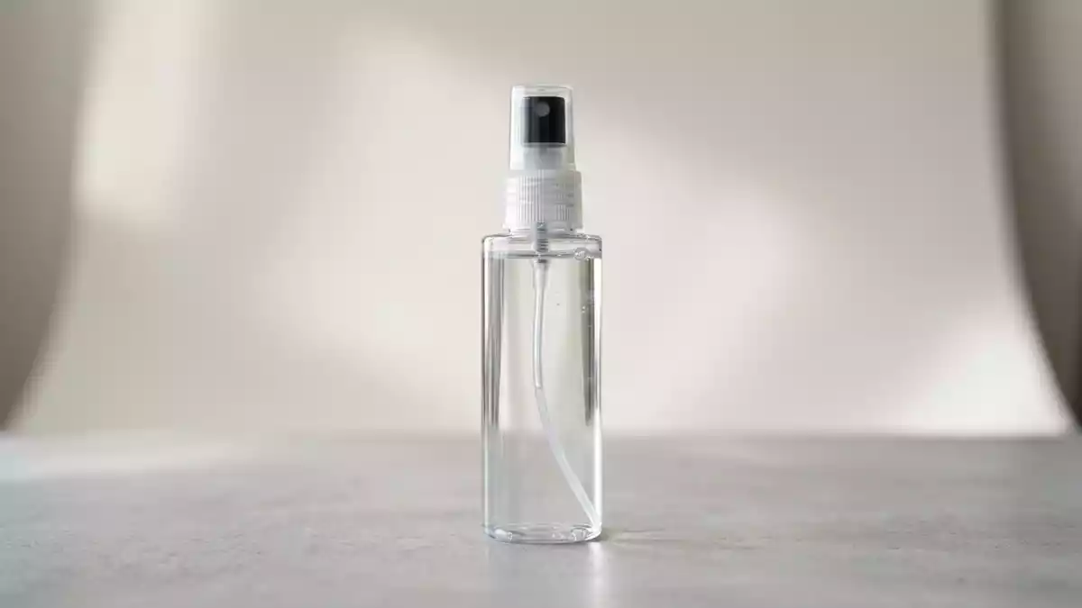 Fotorealistische Studioansicht von Fixierspray in neutraler Produktdarstellung