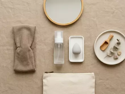 Flatlay-Arrangement rund um Fixierspray zum Thema Urban Decay All Nighter, weiches Oberlicht - Foto: THN