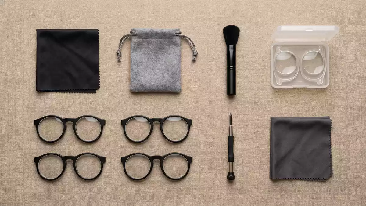 Flatlay-Arrangement rund um Brilleneinsaetze mit passenden Requisiten von oben
