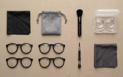 Flatlay-Arrangement rund um Brilleneinsaetze zum Thema WidmoVR Brillenlinsen für Meta, weiches Oberlicht - Foto: THN