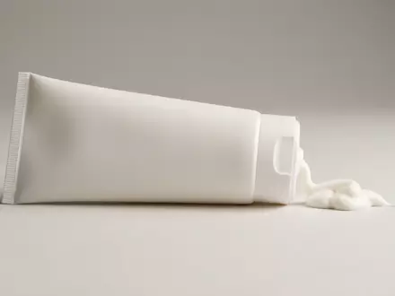 Fotorealistische Studioaufnahme von Kinder-Sonnencreme zum Thema Sonnenkind Kinder Bio Sonnencreme, klare Lichtfuehrung - Foto: THN