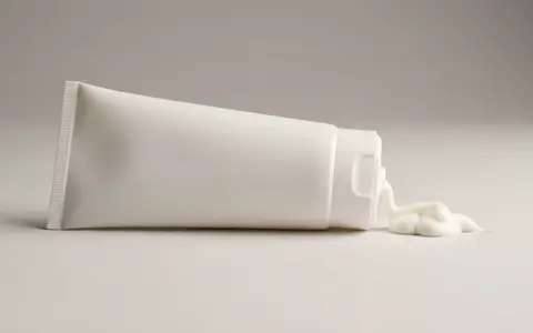 Fotorealistische Studioaufnahme von Kinder-Sonnencreme zum Thema Sonnenkind Kinder Bio Sonnencreme, klare Lichtfuehrung - Foto: THN