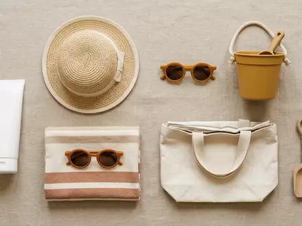 Flatlay-Arrangement rund um Kinder-Sonnencreme zum Thema Sonnenkind Kinder Bio Sonnencreme, weiches Oberlicht - Foto: THN