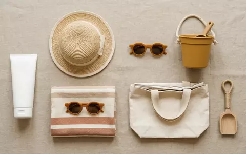 Flatlay-Arrangement rund um Kinder-Sonnencreme zum Thema Sonnenkind Kinder Bio Sonnencreme, weiches Oberlicht - Foto: THN