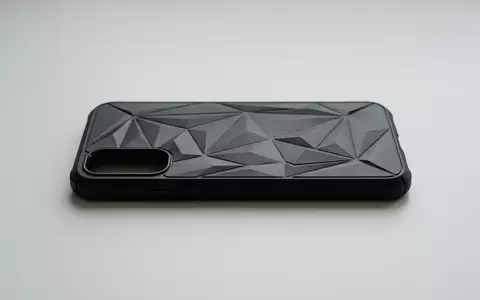 Fotorealistische Studioaufnahme von Telefonschutzhulle zum Thema Spigen Liquid Air Hülle, klare Lichtfuehrung - Foto: THN