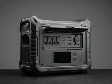 Fotorealistische Studioaufnahme von Powerstation zum Thema Renogy Lycan 5000 Powerstation, klare Lichtfuehrung - Foto: THN