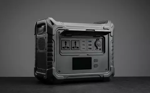 Fotorealistische Studioaufnahme von Powerstation zum Thema Renogy Lycan 5000 Powerstation, klare Lichtfuehrung - Foto: THN