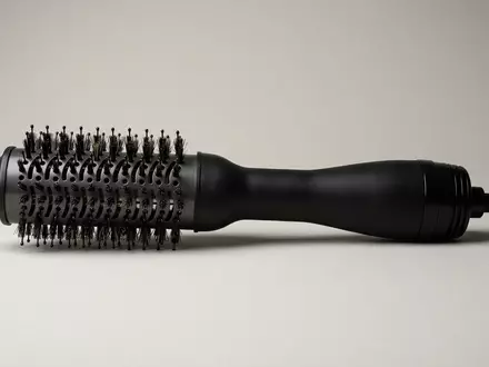 Fotorealistische Studioaufnahme von Heizbuerste zum Thema Revlon One-Step Hair Dryer, klare Lichtfuehrung - Foto: THN