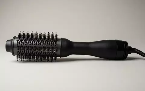 Fotorealistische Studioaufnahme von Heizbuerste zum Thema Revlon One-Step Hair Dryer, klare Lichtfuehrung - Foto: THN