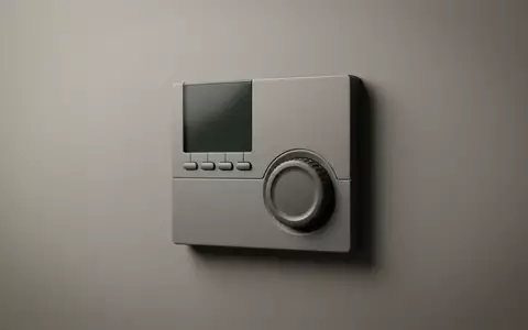 Fotorealistische Studioaufnahme von Programmierbarer Thermostat zum Thema Honeywell Home T6 Pro, klare Lichtfuehrung - Foto: THN