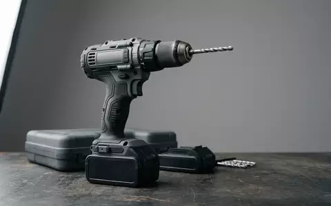 Fotorealistische Studioaufnahme von Akku Schlagbohrschrauber zum Thema Black+Decker BDCHD18KB-QW Akku-Schlagbohrschrauber 18V, klare Lichtfuehrung - Foto: THN