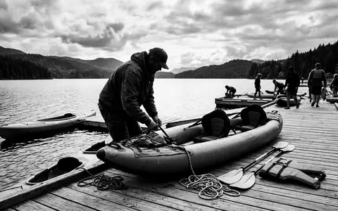 Schwarzweiss-Reportage mit Kajak zum Thema BIC Sport Yakkair Lite, hoher Kontrast, sachlich dargestellt - Foto: THN