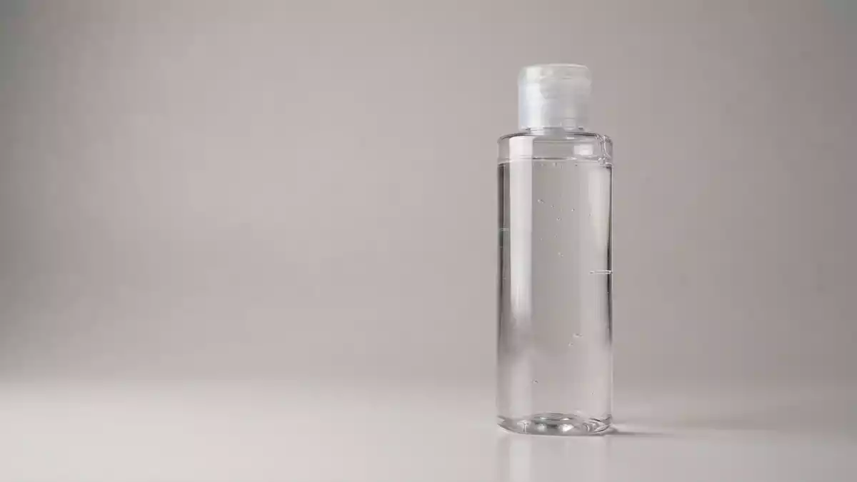 Fotorealistische Studioansicht von Mizellenwasser in neutraler Produktdarstellung