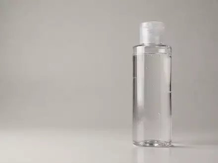 Fotorealistische Studioaufnahme von Mizellenwasser zum Thema Bioderma Sensibio H2O Mizellenwasser, klare Lichtfuehrung - Foto: THN