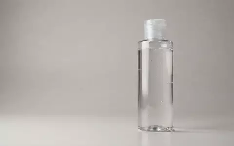 Fotorealistische Studioaufnahme von Mizellenwasser zum Thema Bioderma Sensibio H2O Mizellenwasser, klare Lichtfuehrung - Foto: THN