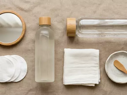 Flatlay-Arrangement rund um Mizellenwasser zum Thema Bioderma Sensibio H2O Mizellenwasser, weiches Oberlicht - Foto: THN