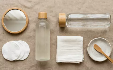 Flatlay-Arrangement rund um Mizellenwasser zum Thema Bioderma Sensibio H2O Mizellenwasser, weiches Oberlicht - Foto: THN