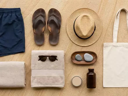 Flatlay-Arrangement rund um Badeshorts zum Thema Polo Ralph Lauren Herren, weiches Oberlicht - Foto: THN