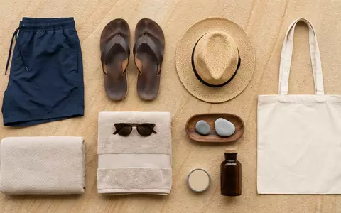 Flatlay-Arrangement rund um Badeshorts zum Thema Polo Ralph Lauren Herren, weiches Oberlicht - Foto: THN