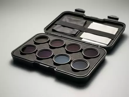 Fotorealistische Studioaufnahme von Kamerafilter Set zum Thema PolarPro LiteChaser, klare Lichtfuehrung, sachlich dargestellt - Foto: THN