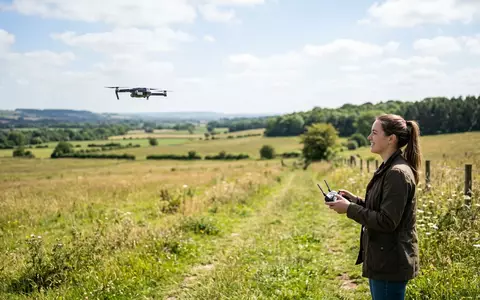 Fotorealistische Aufnahme von Kameradrohne ueber dem Feld zum Thema Potensic ATOM SE, natuerliches Licht - Foto: THN
