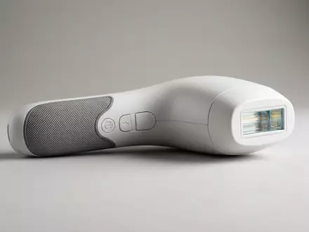 Fotorealistische Studioaufnahme von IPL-Haarentferner zum Thema Braun Silk-expert Pro 3, klare Lichtfuehrung - Foto: THN