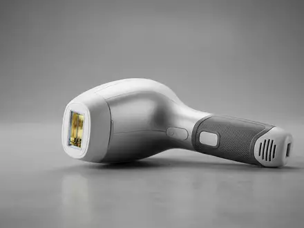 Fotorealistische Studioaufnahme von IPL-Haarentferner zum Thema Braun Silk-expert Pro 5, klare Lichtfuehrung - Foto: THN