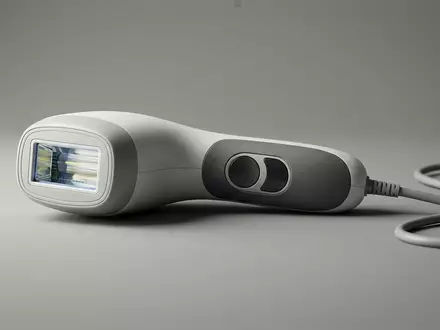 Fotorealistische Studioaufnahme von IPL-Haarentferner zum Thema Braun Smart IPL Skin, klare Lichtfuehrung - Foto: THN