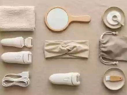 Flatlay-Arrangement rund um Epilierer zum Thema Braun Silk-épil 9 Epilierer, weiches Oberlicht - Foto: THN