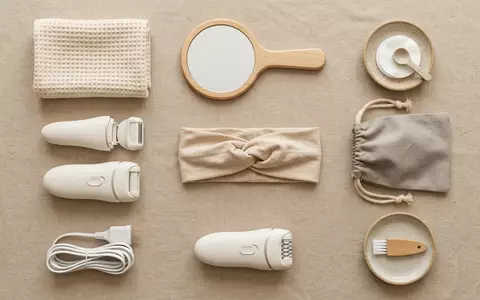 Flatlay-Arrangement rund um Epilierer zum Thema Braun Silk-épil 9 Epilierer, weiches Oberlicht - Foto: THN