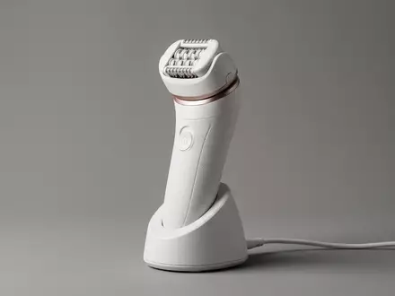 Fotorealistische Studioaufnahme von Epilierer zum Thema Braun Silk-épil 9 Flex, klare Lichtfuehrung - Foto: THN