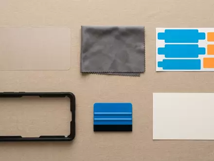 Flatlay-Arrangement rund um Displayschutzfolie zum Thema JETech Schutzfolie Samsung Galaxy, weiches Oberlicht - Foto: THN