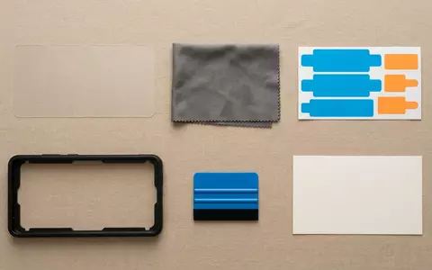 Flatlay-Arrangement rund um Displayschutzfolie zum Thema JETech Schutzfolie Samsung Galaxy, weiches Oberlicht - Foto: THN