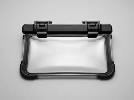 Fotorealistische Studioaufnahme von Handyhuelle zum Thema JETech Wasserdichte Handyhülle iPhone, klare Lichtfuehrung - Foto: THN