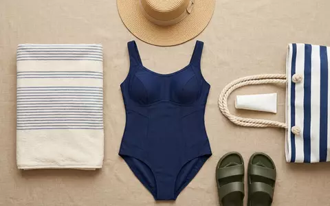 Flatlay-Arrangement rund um Badeanzug zum Thema Jets Damen Badeanzug Classique, weiches Oberlicht - Foto: THN