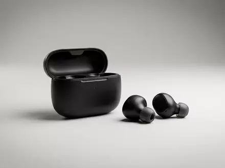 Fotorealistische Studioaufnahme von Kabellose Kopfhoerer zum Thema Bose QuietComfort Earbuds II, klare Lichtfuehrung - Foto: THN