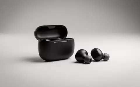 Fotorealistische Studioaufnahme von Kabellose Kopfhoerer zum Thema Bose QuietComfort Earbuds II, klare Lichtfuehrung - Foto: THN