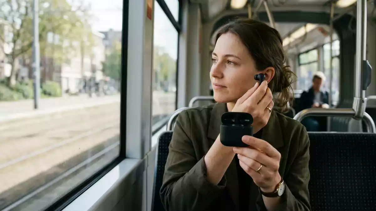 Fotorealistische Ansicht von Kabellose Kopfhoerer in der Strassenbahn in realer
